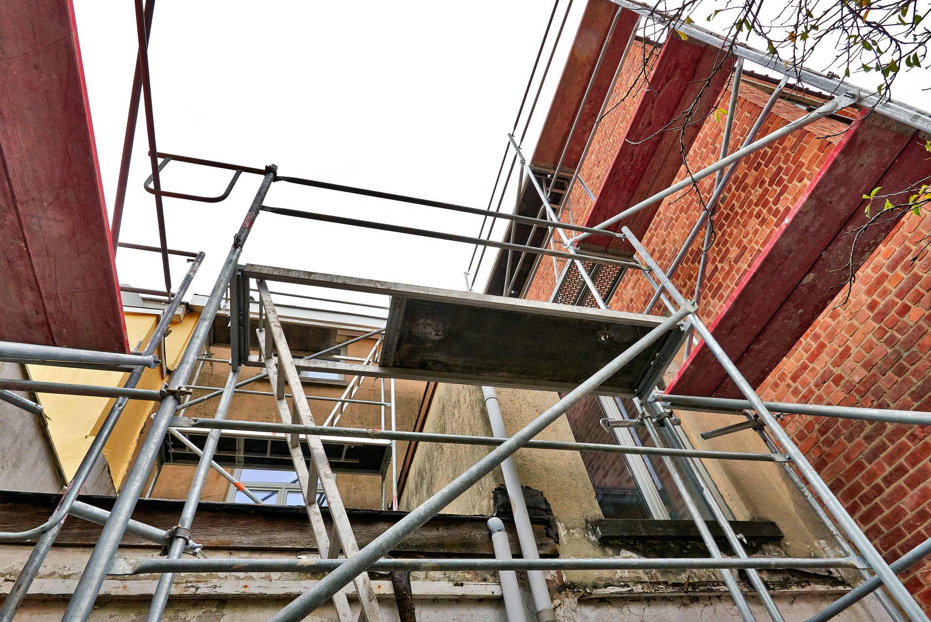 Échafaudage sur terrasse contre sale et le grunge mur